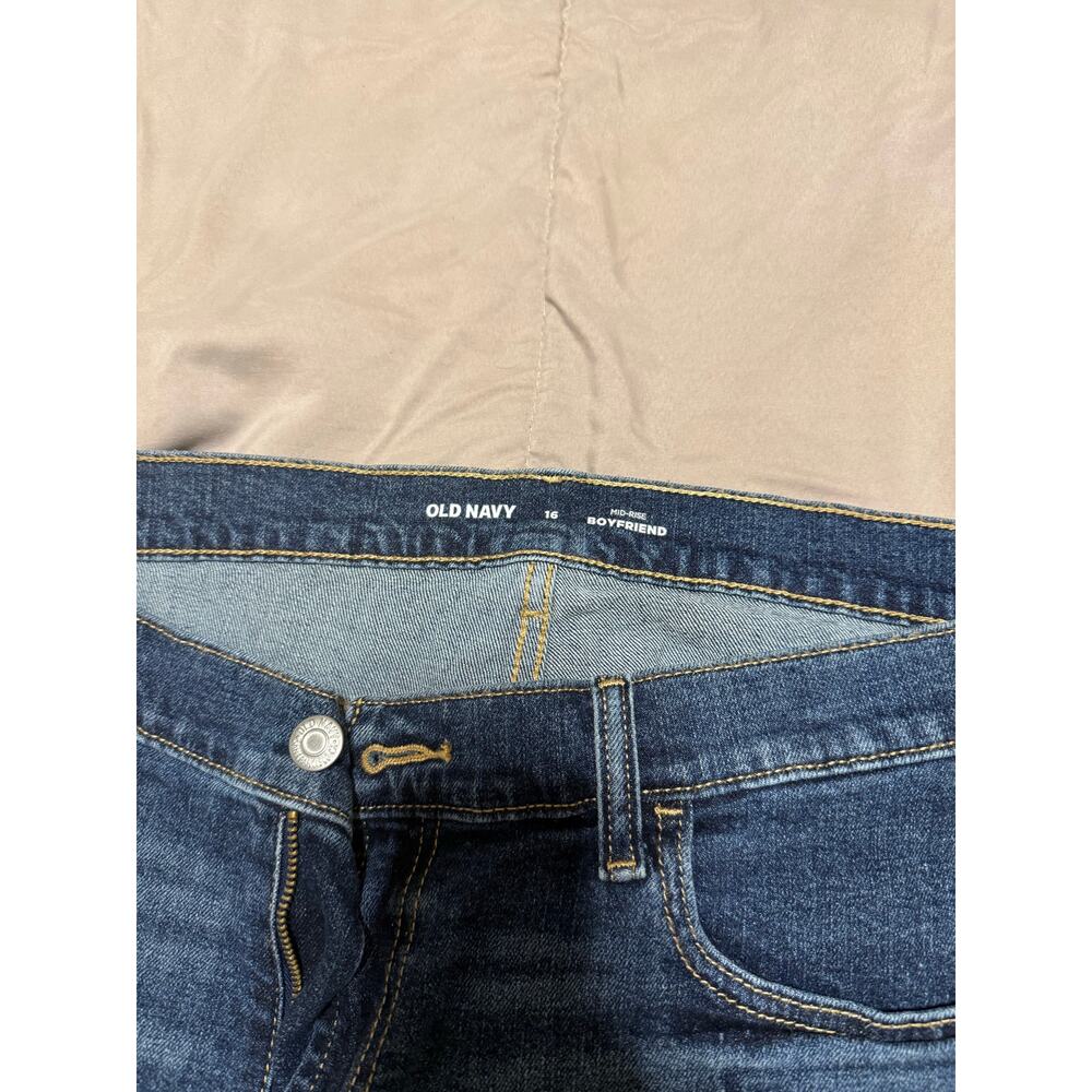 Old Navy Mid-Rise Boyfriend Denim Shorts size 16 - Picture 2 of 3